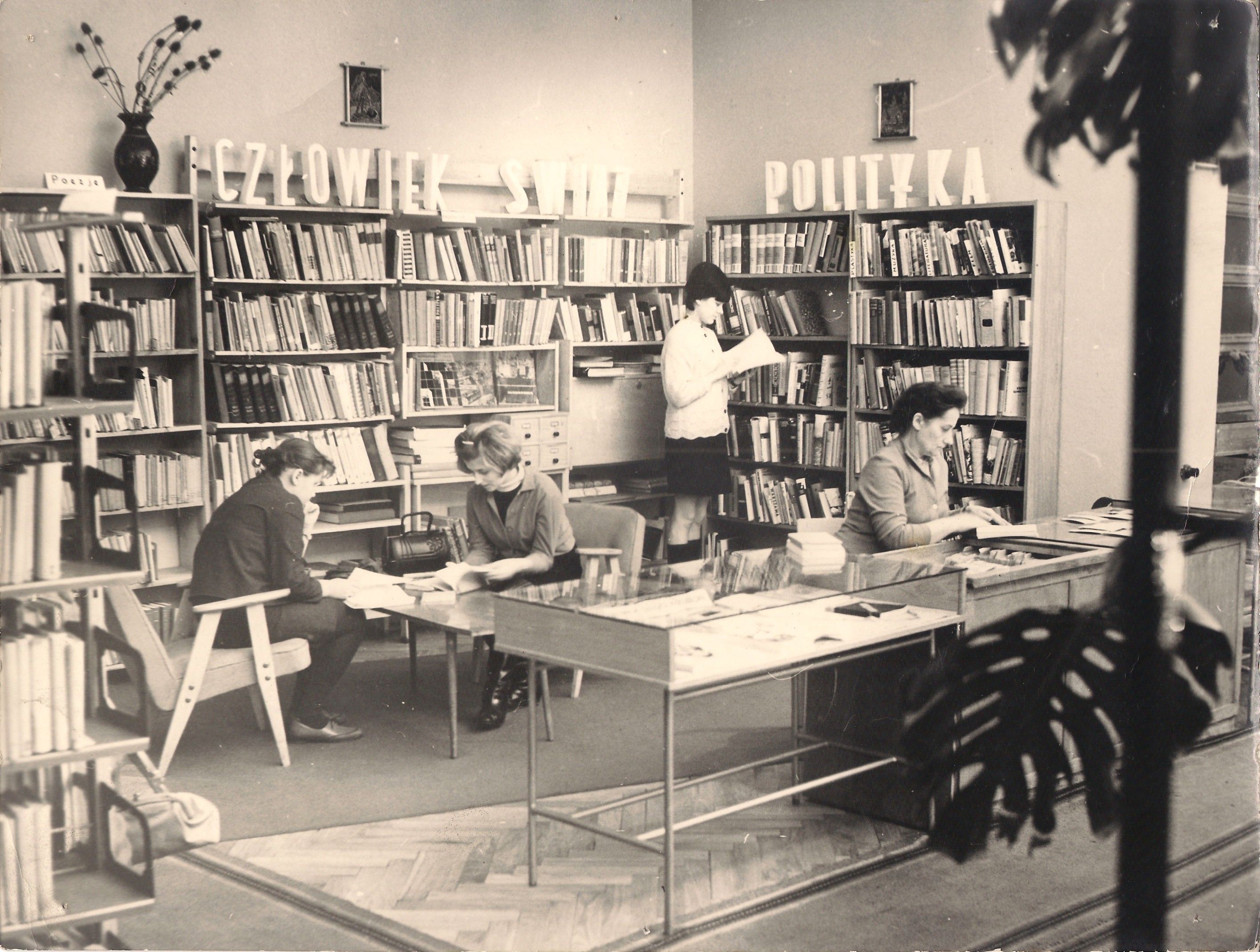 Wnętrze biblioteki, Rynek 5, około roku 1970