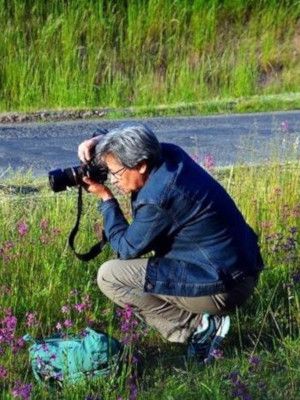 Iwona Falenta podczas fotografowania przyrody