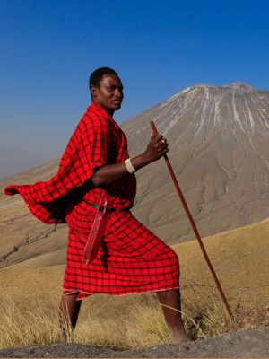 Zdjęcie autorstwa Roberta Gondka z safari po Afryce przedstawiające Afrykanina na tle góry 
