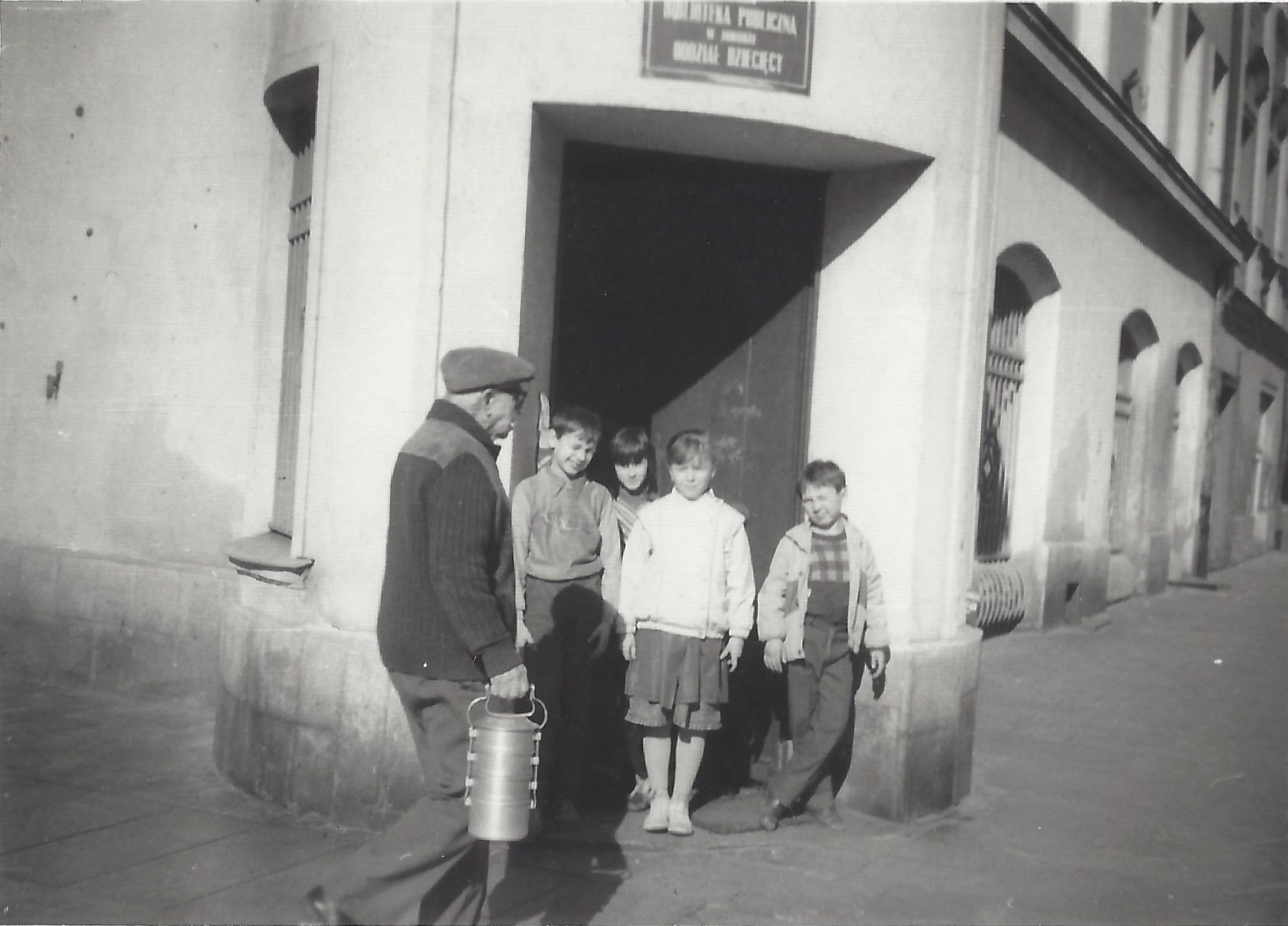 Dzieci przed wejściem do Oddziału Dziecięcego, Rynek 3